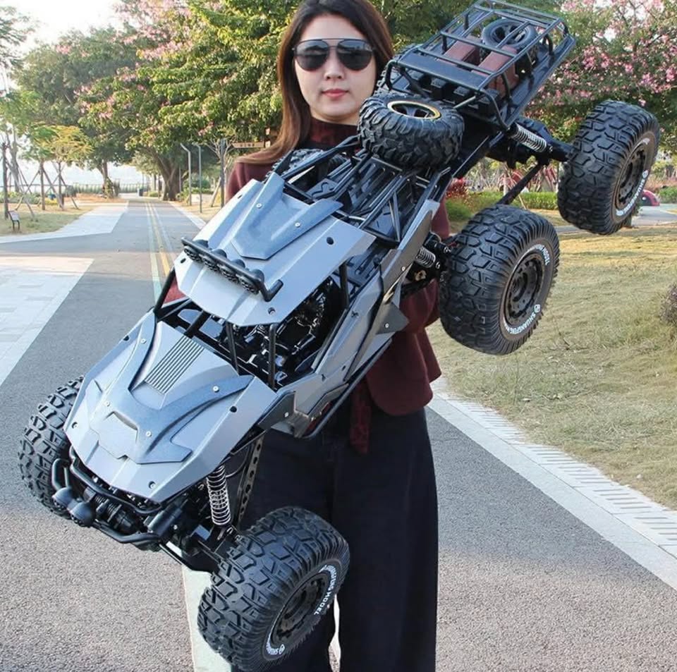 Huge 6x6 Rock Crawler – The Ultimate Off-Road Beast